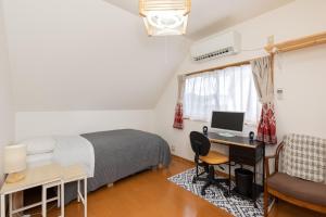 大津Hiei Blue Roof - Vacation STAY 13887的一间卧室配有一张床和一张带电脑的书桌
