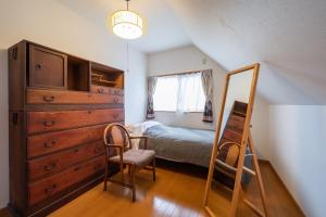 大津Hiei Blue Roof - Vacation STAY 13887的一间卧室配有一张床、梳妆台和镜子
