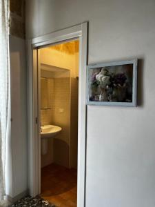 滨海波利尼亚诺La Dimora di Nonna Lucia的一间带卫生间的浴室和墙上的绘画