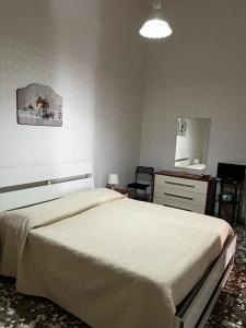 滨海波利尼亚诺La Dimora di Nonna Lucia的一间卧室配有一张床、梳妆台和镜子