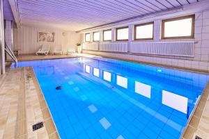 特罗赫特尔芬根Hotel Rössle的蓝色海水大型游泳池