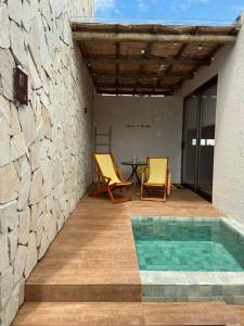 佩德拉斯港Lotus Patacho的庭院设有游泳池、桌子和椅子。