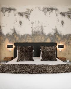 沙罗勒Maison Doucet - Relais & Châteaux的一间卧室配有一张大床和两个枕头
