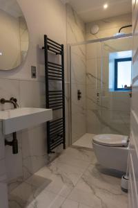 奥本Oban Apartments的浴室配有卫生间、盥洗盆和淋浴。