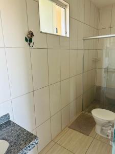 Resende CostaPousada DDB的一间带卫生间和玻璃淋浴间的浴室