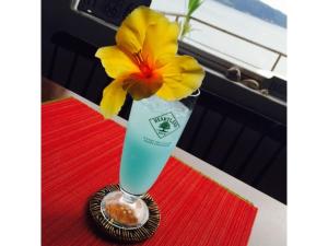 神户GuestHouse Geragera - Vacation STAY 95129v的一张桌子上马提尼玻璃上的黄色花朵