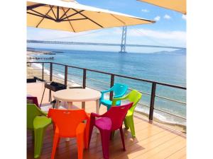 神户GuestHouse Geragera - Vacation STAY 95129v的海景阳台上的桌椅