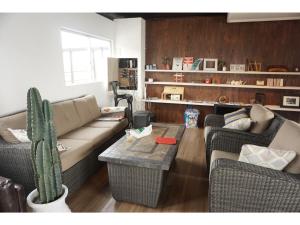 神户GuestHouse Geragera - Vacation STAY 95129v的客厅配有两张沙发和仙人掌