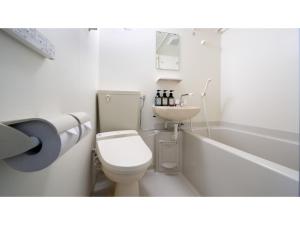 气仙沼市La'gent Inn Kesennuma - Vacation STAY 85809v的浴室配有卫生间、盥洗盆和浴缸。