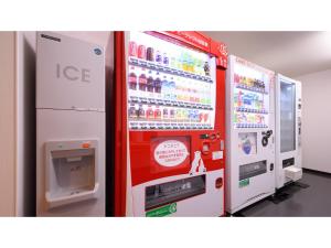 气仙沼市La'gent Inn Kesennuma - Vacation STAY 85809v的自动售货机旁的制冰机
