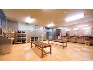 气仙沼市La'gent Inn Kesennuma - Vacation STAY 85812v的大房间设有两张长椅和一张桌子