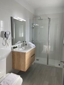 弗龙特拉Las Vistas的带淋浴和盥洗盆的白色浴室