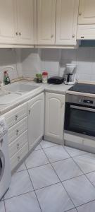 卡瓦拉Valantis House的厨房配有白色橱柜和炉灶。