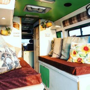 SkewenAnnie The Ambulance (Drive away campervan)的沙发、枕头、