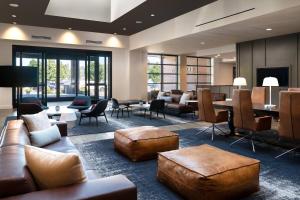 西雅图西雅图市中心/联合湖万怡酒店的大堂配有沙发、椅子和桌子
