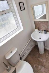 达特福德Two Bedroom Maisonette in Erith的浴室配有白色卫生间和盥洗盆。