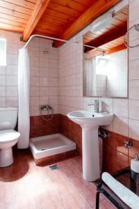 帕特雷A & D Houses的一间带水槽和卫生间的浴室