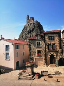 AiguilheAu Bon Endroit的一座以山为背景的石头建筑