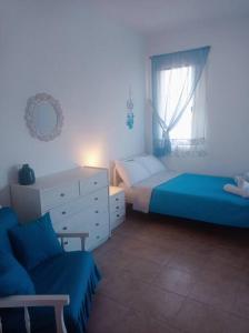 KómiWelcome Home的一间卧室设有两张床、一把椅子和一个窗户。