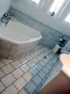 KómiWelcome Home的带浴缸、卫生间和盥洗盆的浴室