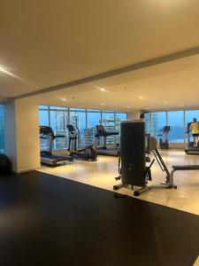 巴拿马城Grand Bay Tower的建筑中设有有氧健身器材的景观健身房