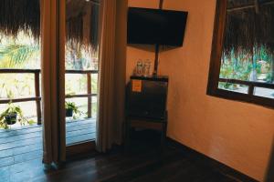 巴卡拉尔Bluebayou Bacalar的客房设有2扇窗户和1台平面电视。