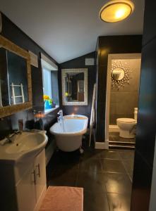 查塔姆Medway Getaway - 3 Bed Home with Luxury Bathroom的带浴缸、盥洗盆和卫生间的浴室