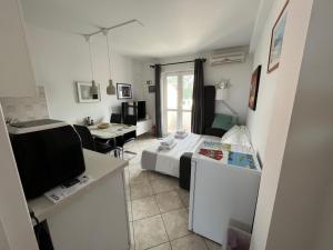赫瓦尔La Fee studio apartment的小房间设有床和电视