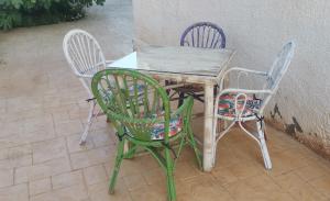 莫哈卡尔Apartamento zona Parque Comercial的三把椅子和一张桌子以及一张桌子和椅子