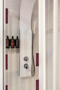 马德里BNBHolder Apartamentos en Sol Deluxe 1的带淋浴的浴室(带白色淋浴头)