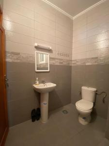 胡塞马Appartement proche de la corniche的一间带卫生间和水槽的浴室