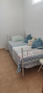 莫哈卡尔Apartamento zona Parque Comercial的一间卧室配有两张床和椅子
