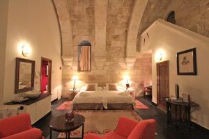 维兰涅瓦-德卡涅多真爱城堡酒店的酒店客房,配有一张床和两把椅子