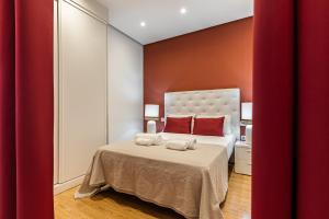 马德里BNBHolder Apartamentos en Sol Superior 2的一间卧室配有一张床,上面有两条毛巾