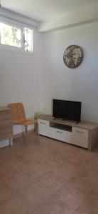 莫哈卡尔Apartamento zona Parque Comercial的客厅配有平面电视和桌子。