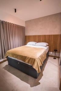 巴西利亚Apartamento novo de alto padrão e aconchegante#223的一间卧室设有一张大床和大窗户