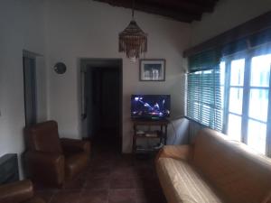 门多萨Casita de mis viejos的带沙发和电视的客厅