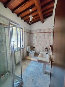 卡尔奇Casa VALGRAZIOSA的一间带水槽和卫生间的浴室
