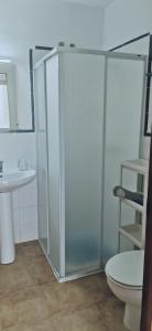 莫哈卡尔Apartamento zona Parque Comercial的带淋浴、卫生间和盥洗盆的浴室