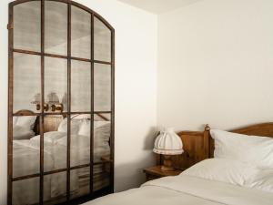 莱文沃思恩慈安旅馆的卧室配有大镜子,位于床边