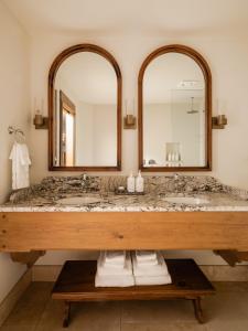 莱文沃思恩慈安旅馆的浴室设有大水槽和两面镜子