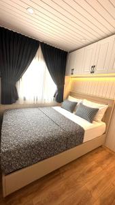 艾瓦勒克ELIES TINY GLAMPING的一间卧室设有一张大床和窗户