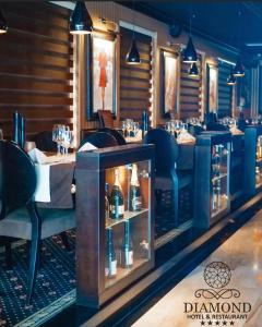 乌尔齐尼Diamond Hotel & Restaurant的餐厅设有供应葡萄酒的酒吧