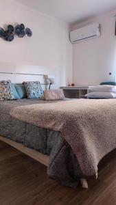 波塔莱格雷Casa da Avó Bé的一间卧室配有一张大床和枕头