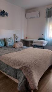 波塔莱格雷Casa da Avó Bé的一间卧室配有一张床和一把椅子