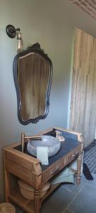 Coeur de ferme en Pévèle的一间带水槽和桌子镜子的浴室