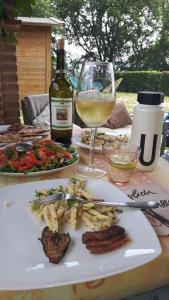 博奇奥穆雷拉Casa Gaia的一张桌子,上面放着一盘食物和一杯葡萄酒