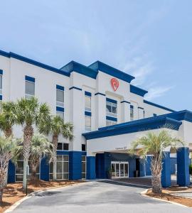 德斯坦Evoke Destin Hotel的前面有棕榈树的酒店