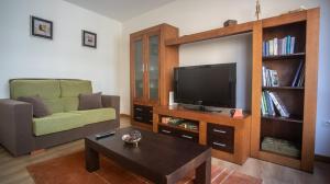 阿瓜尔达Apartamento nuevo al lado de la playa en A Guarda的客厅配有电视、沙发和茶几