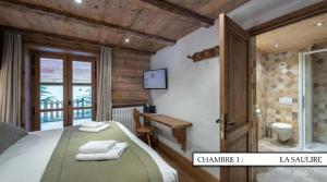 谷雪维尔Chalet K120 - Village du Praz - Courchevel的一间卧室设有一张床和一间浴室。